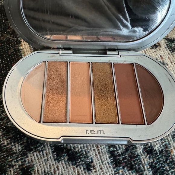 R.E.M. Babydoll eyeshadow palette - Picture 1 of 3